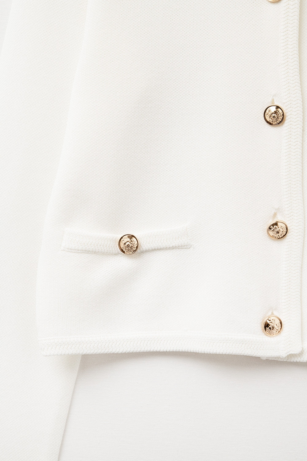 Cardigan bianco con bottoni dorati