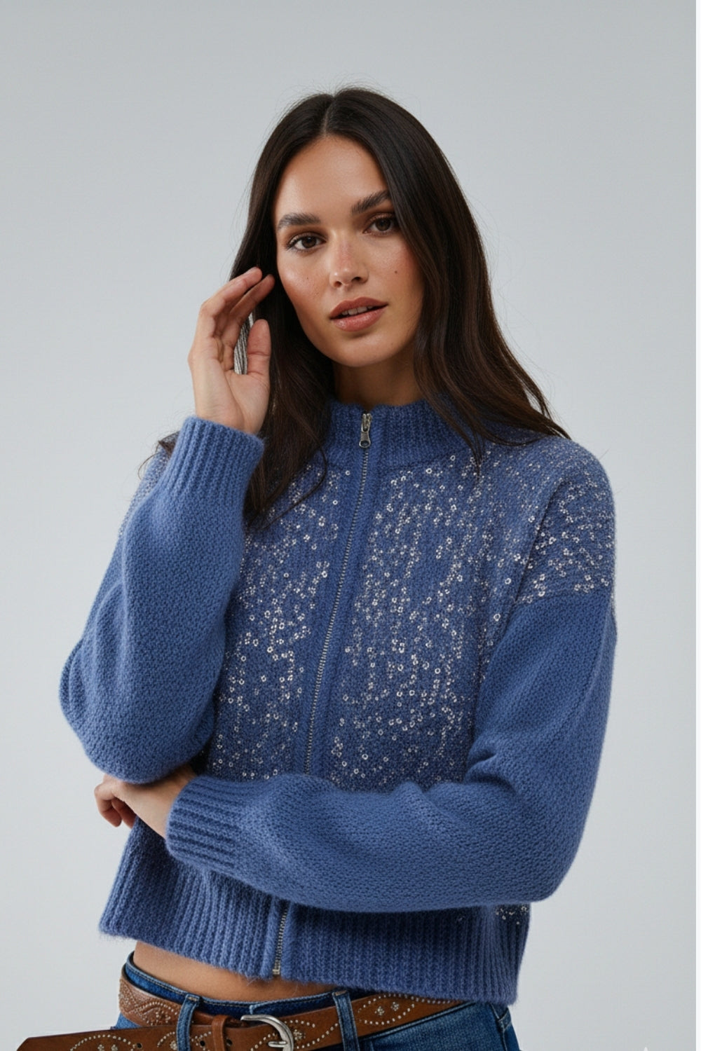 Cardigan blu in maglia soffice con paillettes e chiusura a cerniera