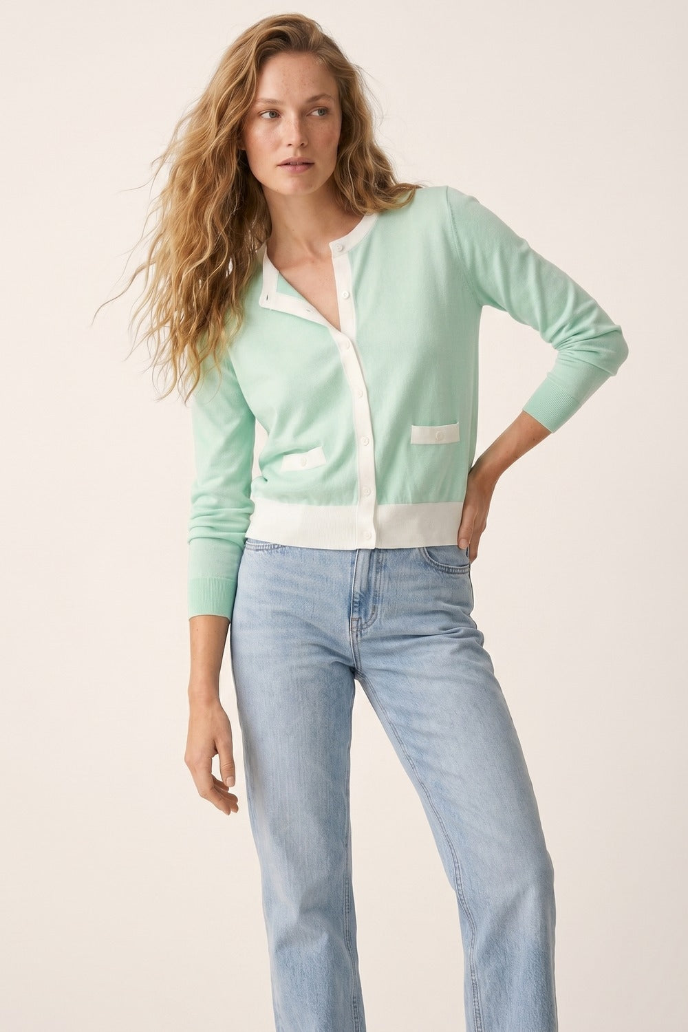 Cardigan classico con bottoni a contrasto verde menta