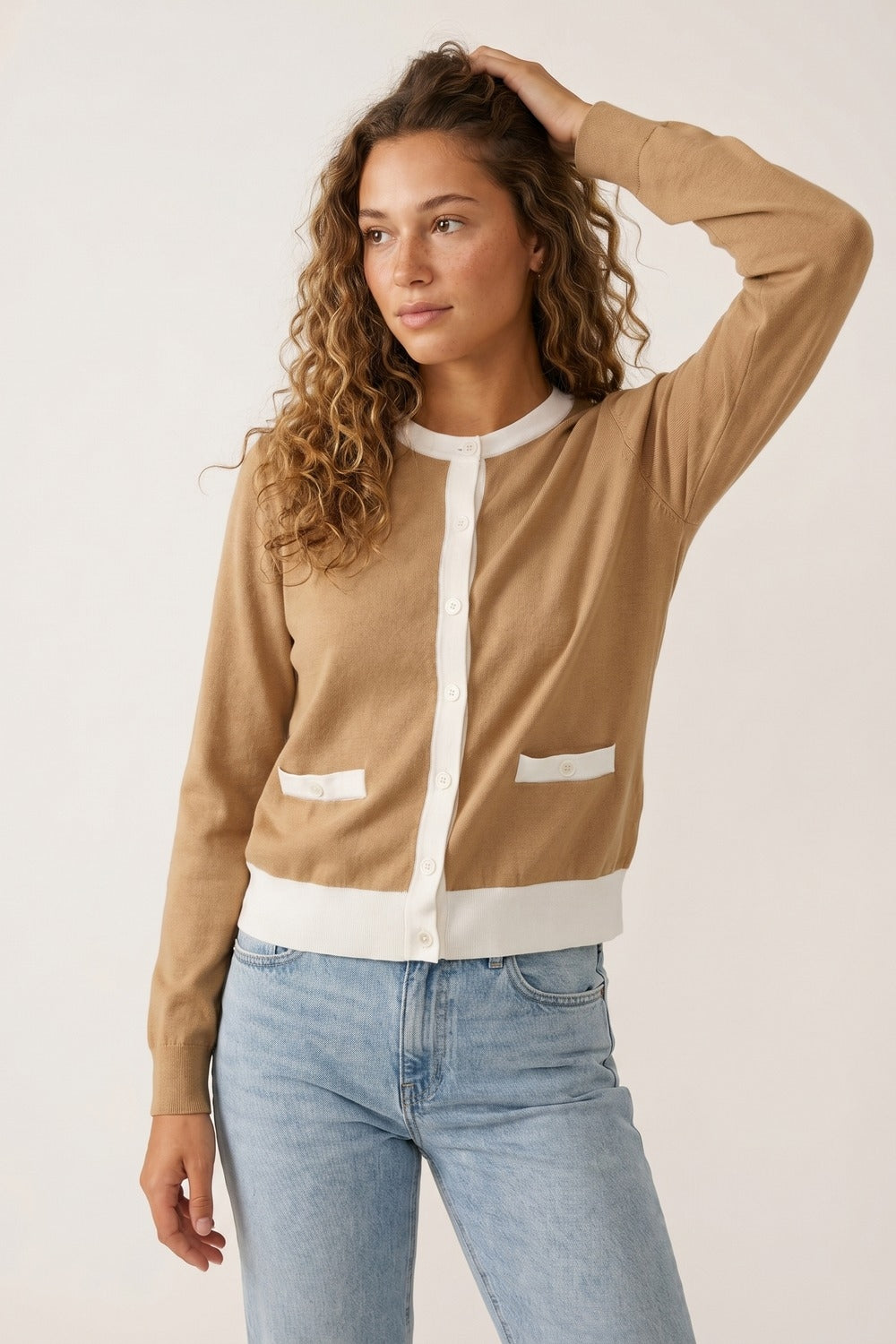 Cardigan classico con bottoni e bordo a contrasto in cammello