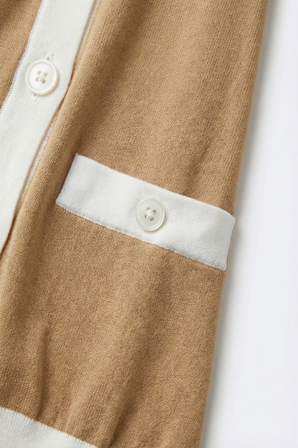 Cardigan classico con bottoni e bordo a contrasto in cammello