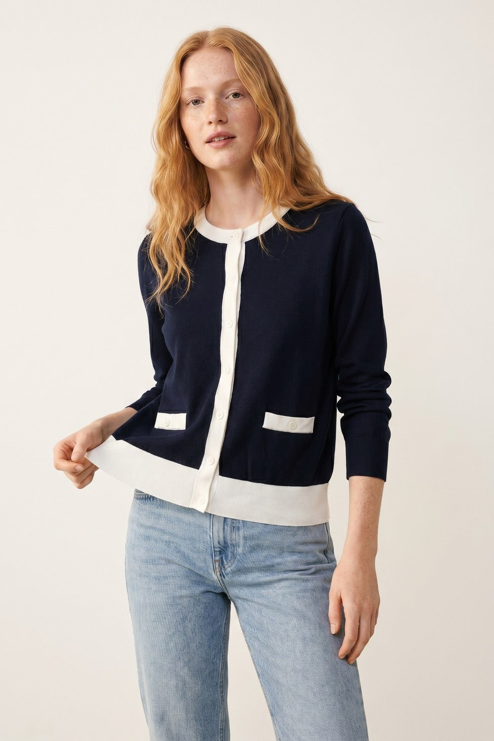 Cardigan con abbottonatura blu navy e inserti bianchi