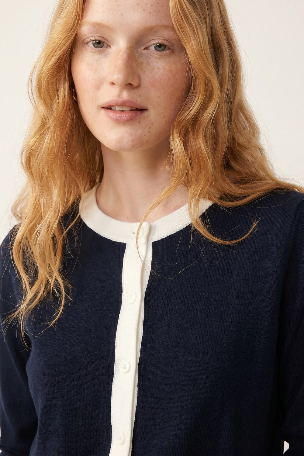 Cardigan con abbottonatura blu navy e inserti bianchi