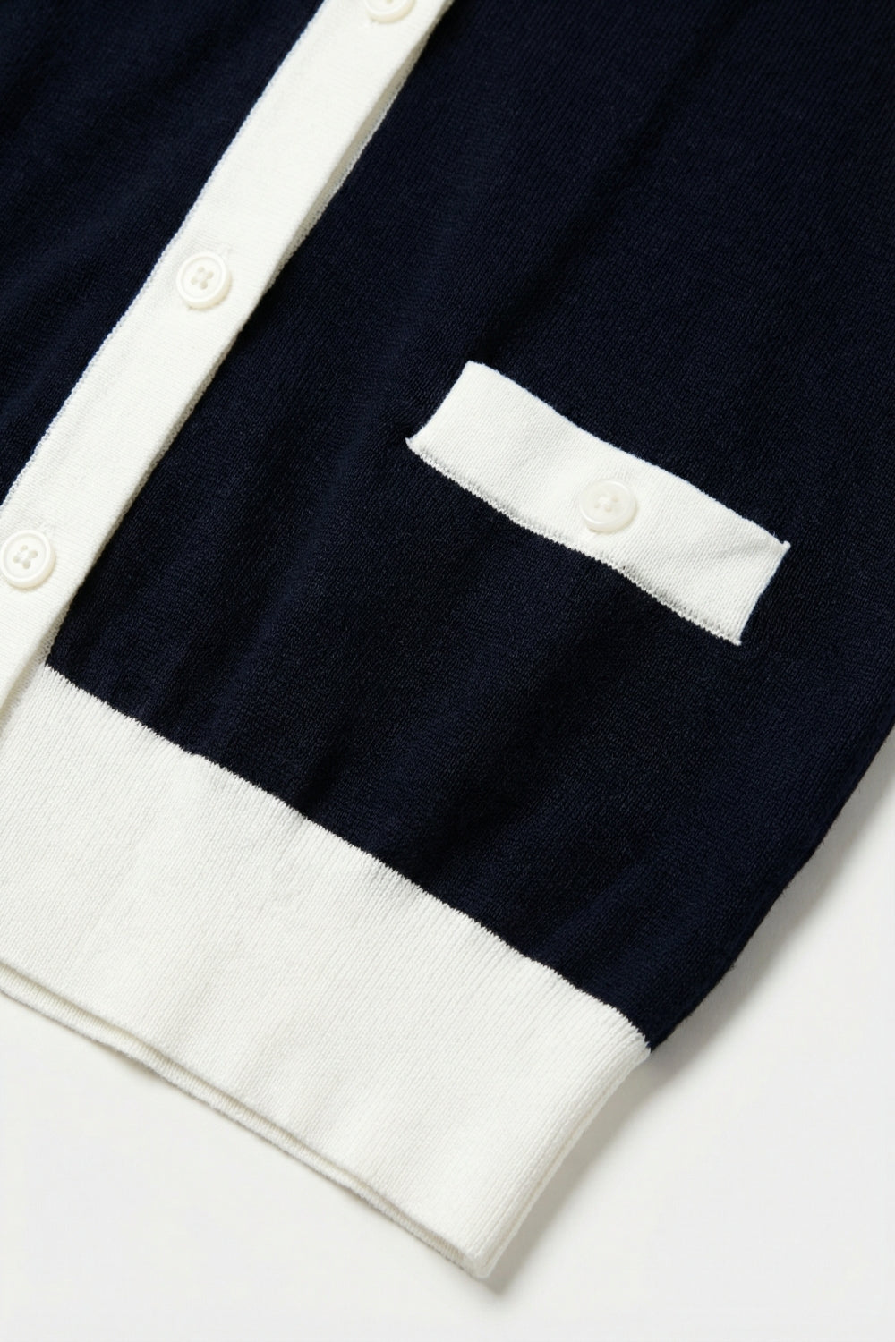 Cardigan con abbottonatura blu navy e inserti bianchi