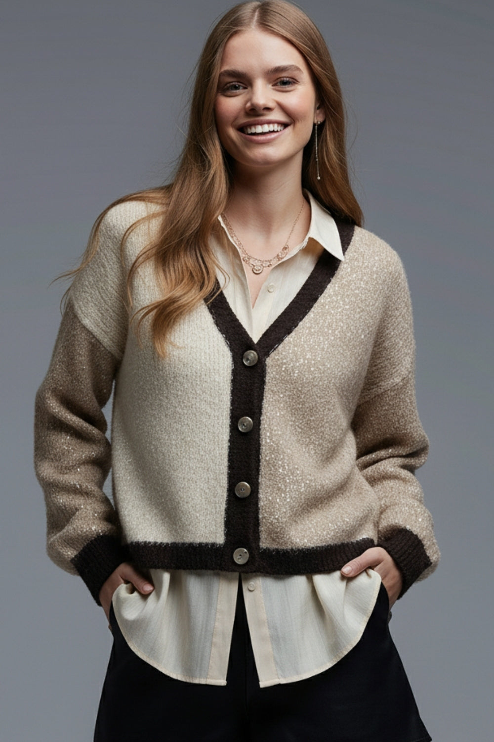 Cardigan con scollo a V in paillettes color-block nei colori beige e marrone