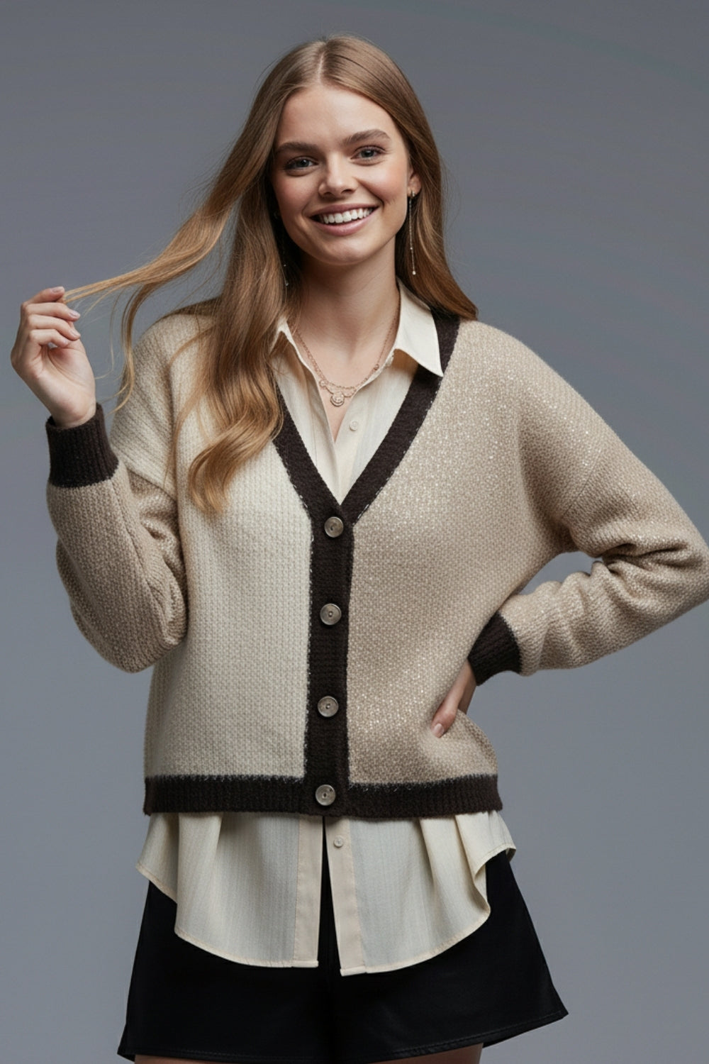 Cardigan con scollo a V in paillettes color-block nei colori beige e marrone