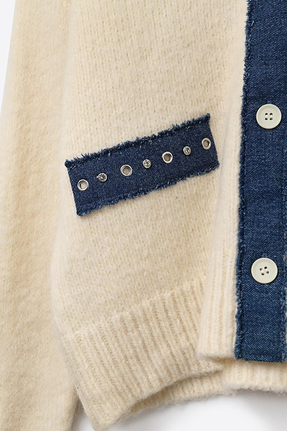 Cardigan crema con dettagli in tessuto denim