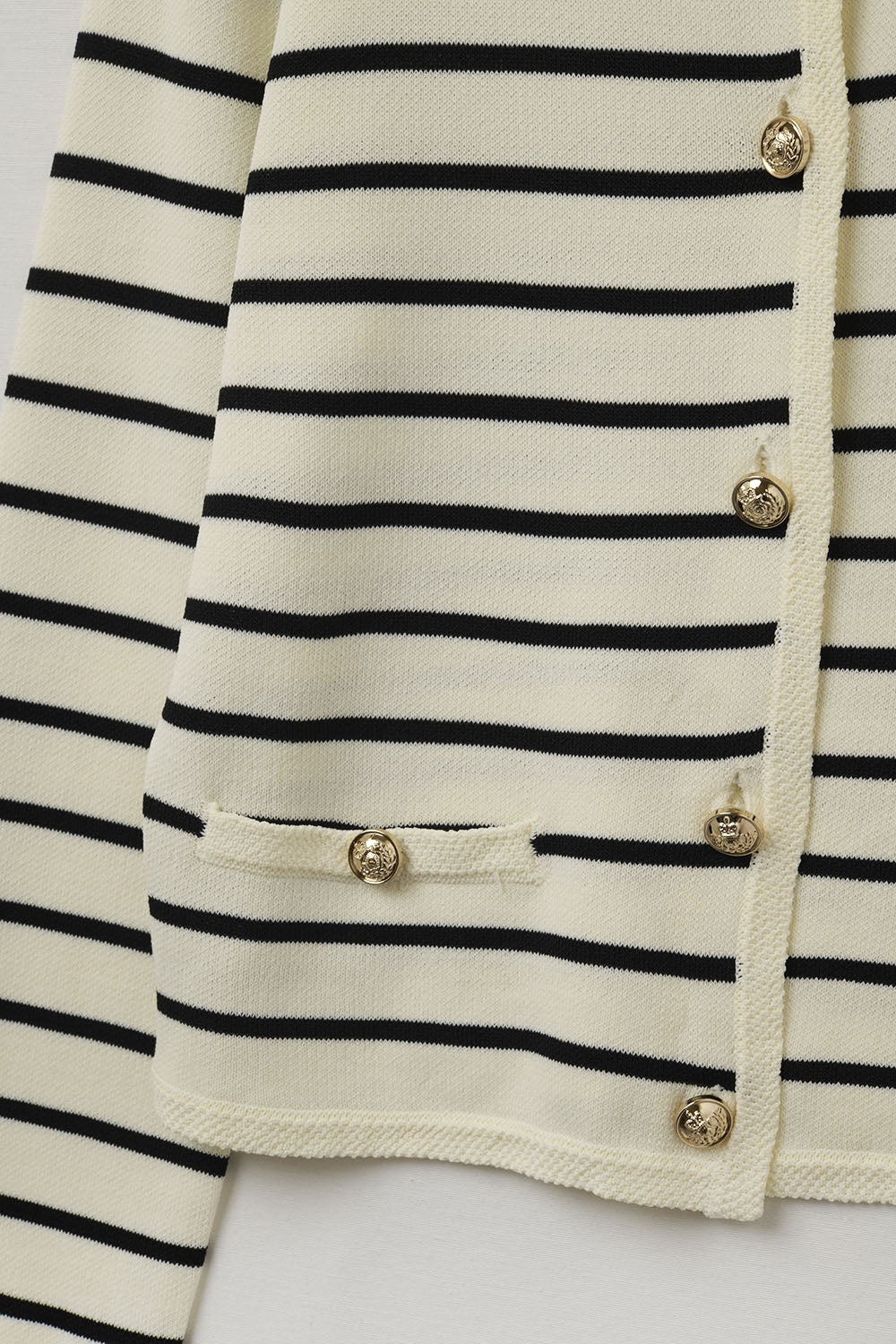 Cardigan crema con strisce nere e bottoni dorati
