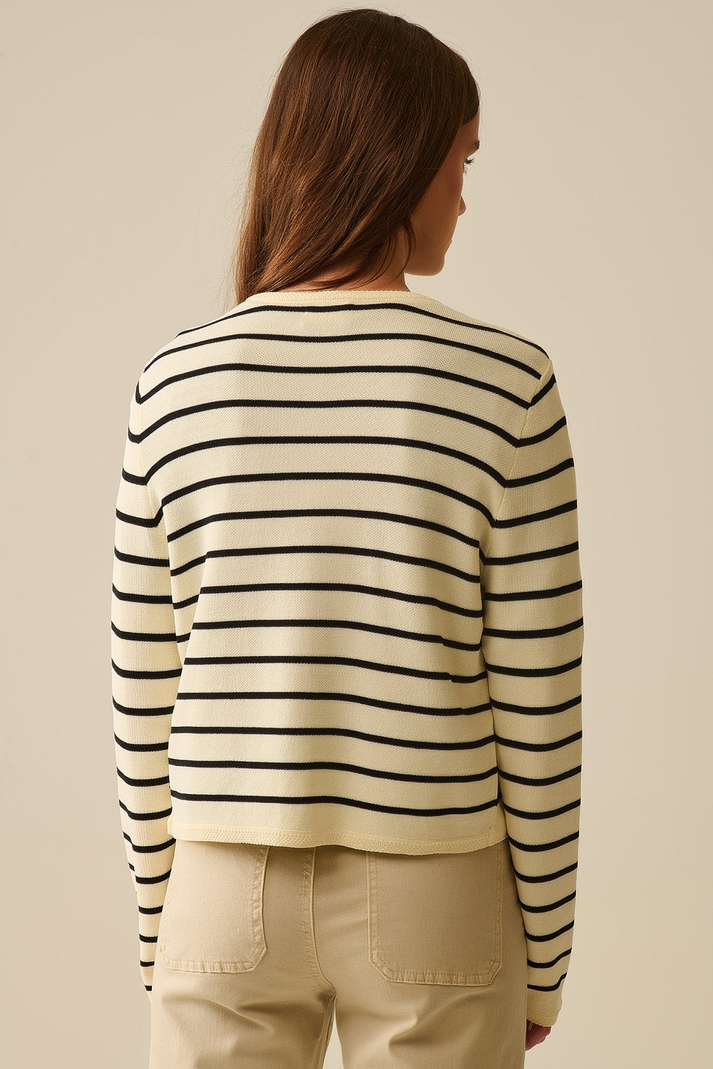 Cardigan crema con strisce nere e bottoni dorati