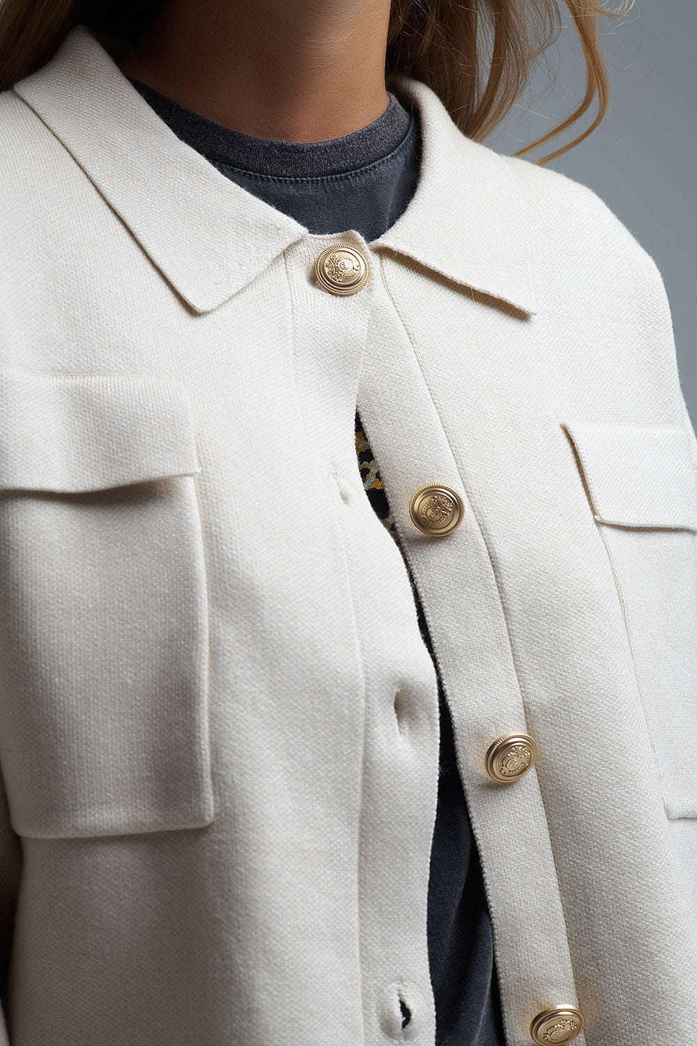 Cardigan formale rilassato in maglia con tasche sul petto in beige