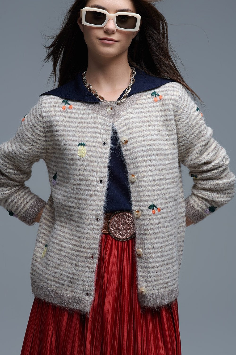 Q2 Cardigan girocollo a righe con ricamo di frutta in beige