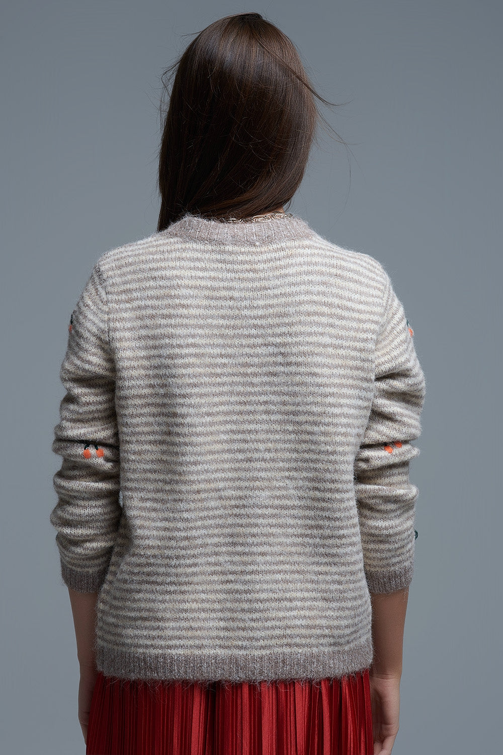 Cardigan girocollo a righe con ricamo di frutta in beige
