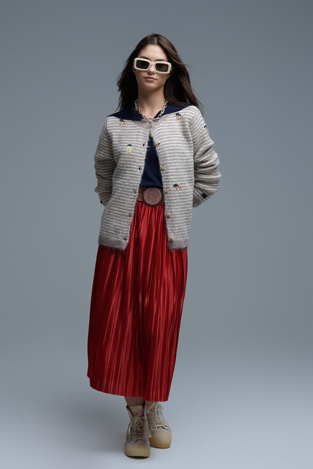 Cardigan girocollo a righe con ricamo di frutta in beige