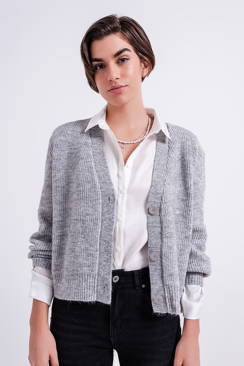 Cardigan grigio abbottonato davanti