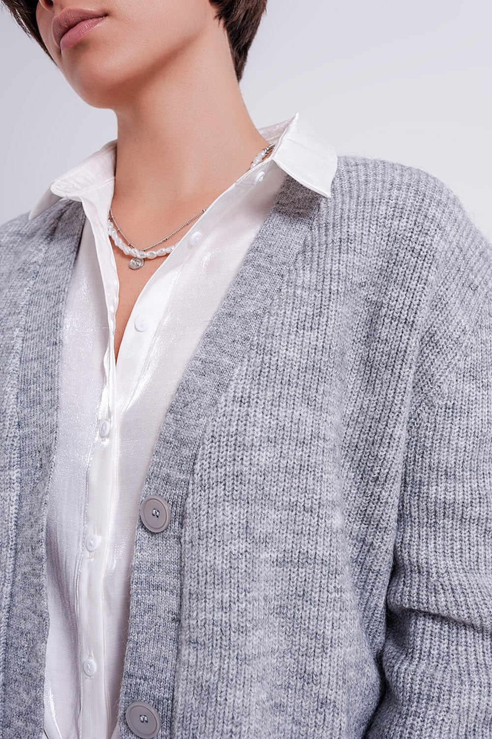 Cardigan grigio abbottonato davanti