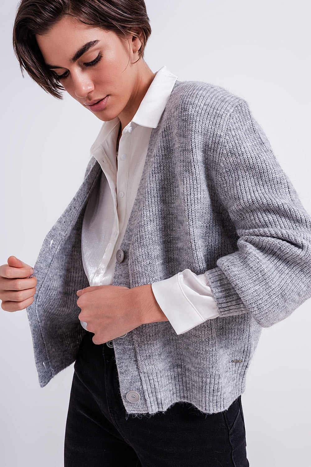 Cardigan grigio abbottonato davanti