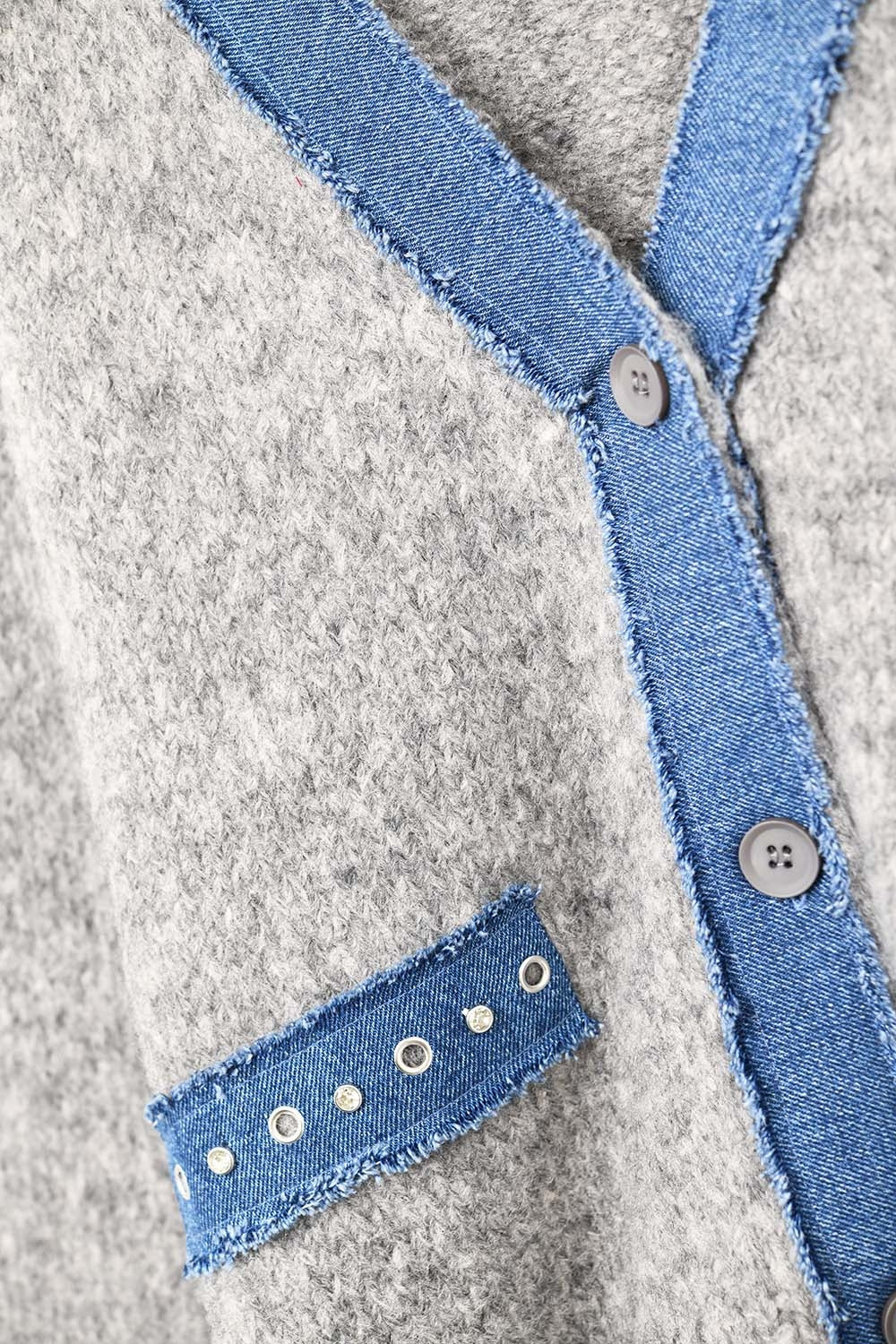 cardigan grigio con dettagli in tessuto denim