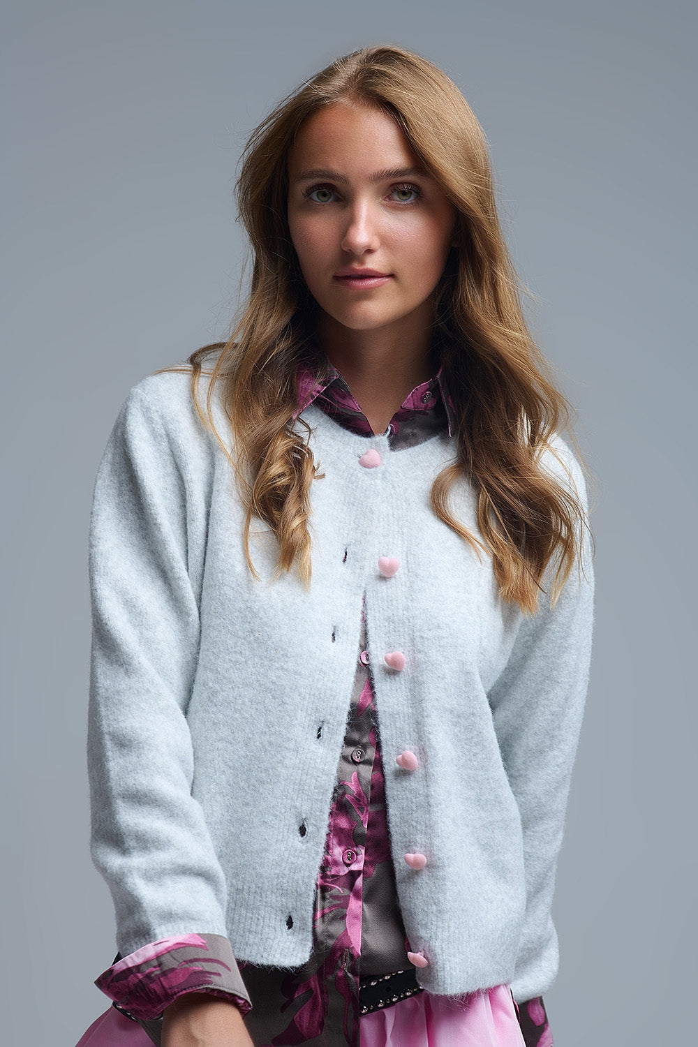 Cardigan grigio soffice con bottoni a cuore