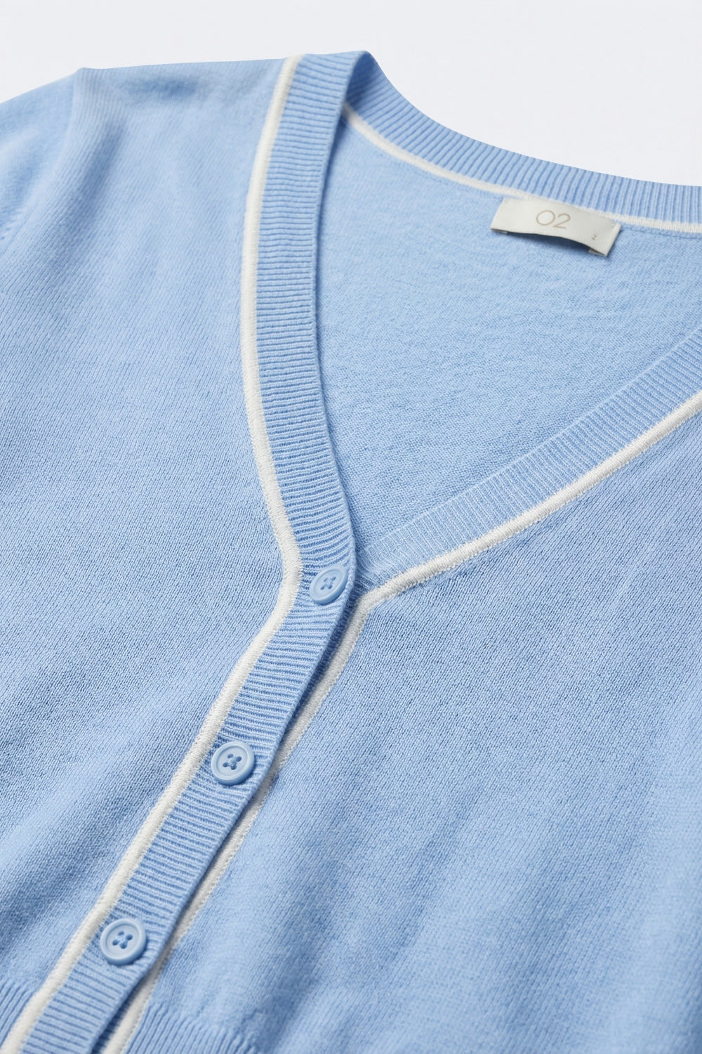 Cardigan in maglia fine blu baby con rifiniture a contrasto in bianco