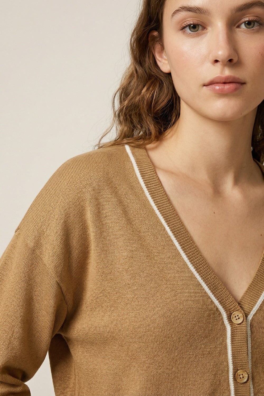 Cardigan in maglia fine color cammello con rifiniture a contrasto in bianco
