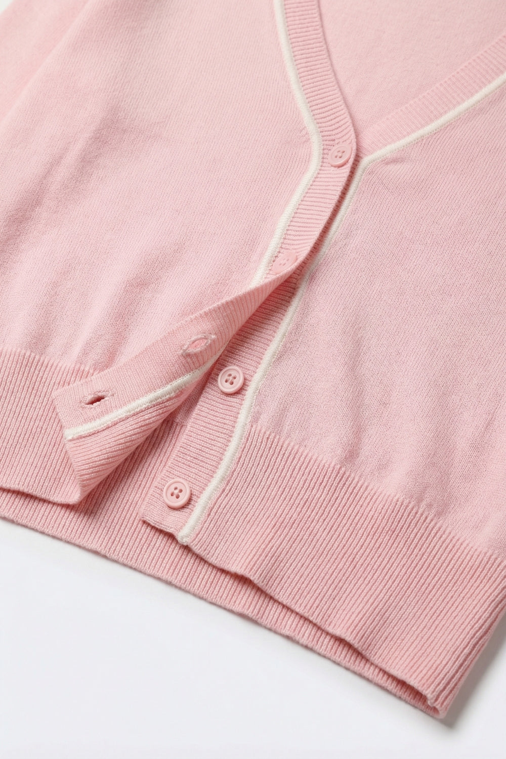 Cardigan in maglia fine rosa con rifiniture a contrasto in bianco