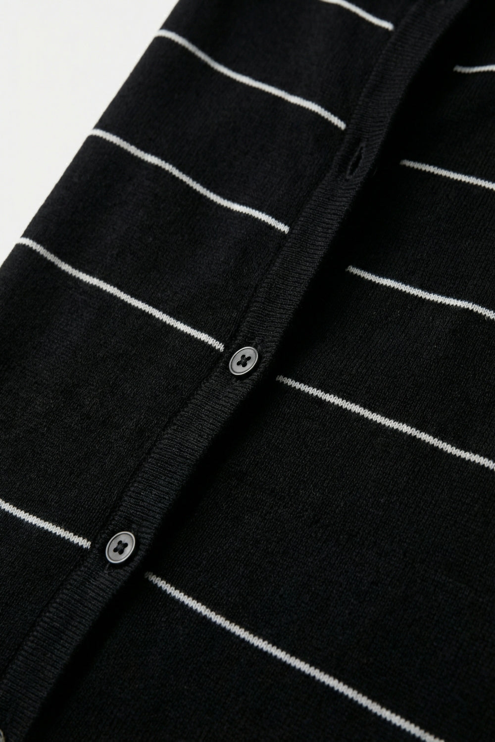 Cardigan leggero a righe con bottoni in nero