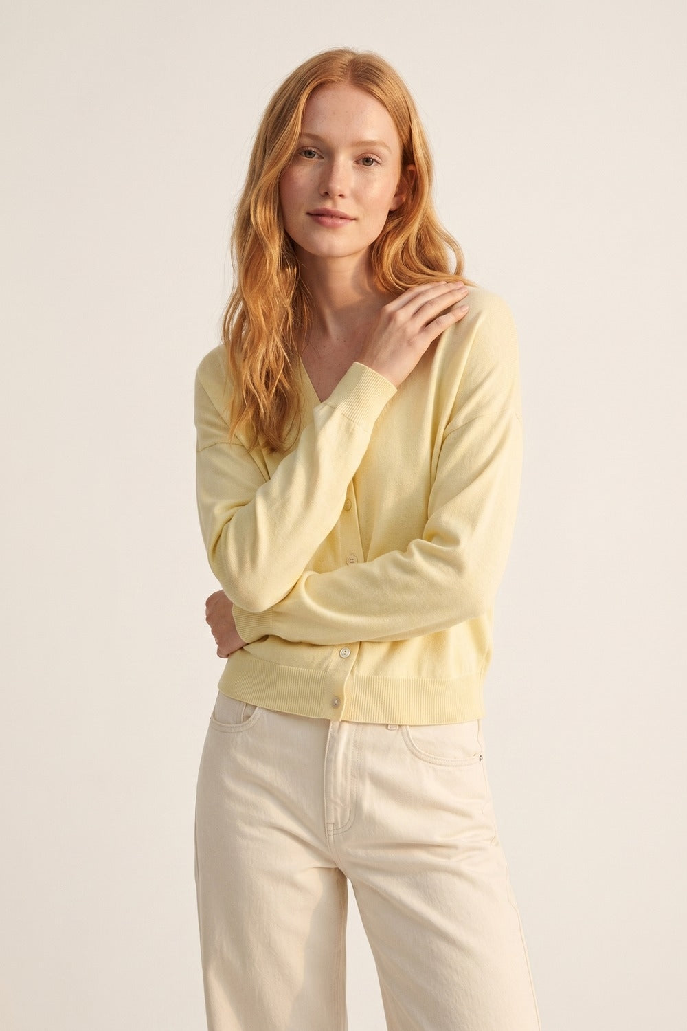 Cardigan leggero in maglia a V in giallo burro morbido
