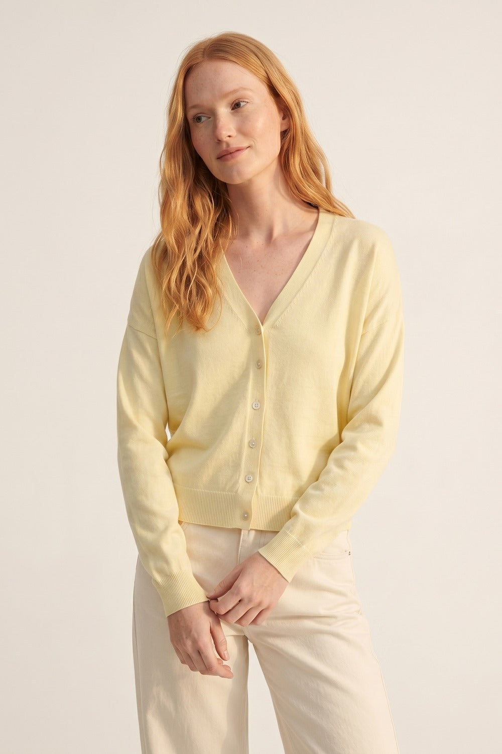 Cardigan leggero in maglia a V in giallo burro morbido