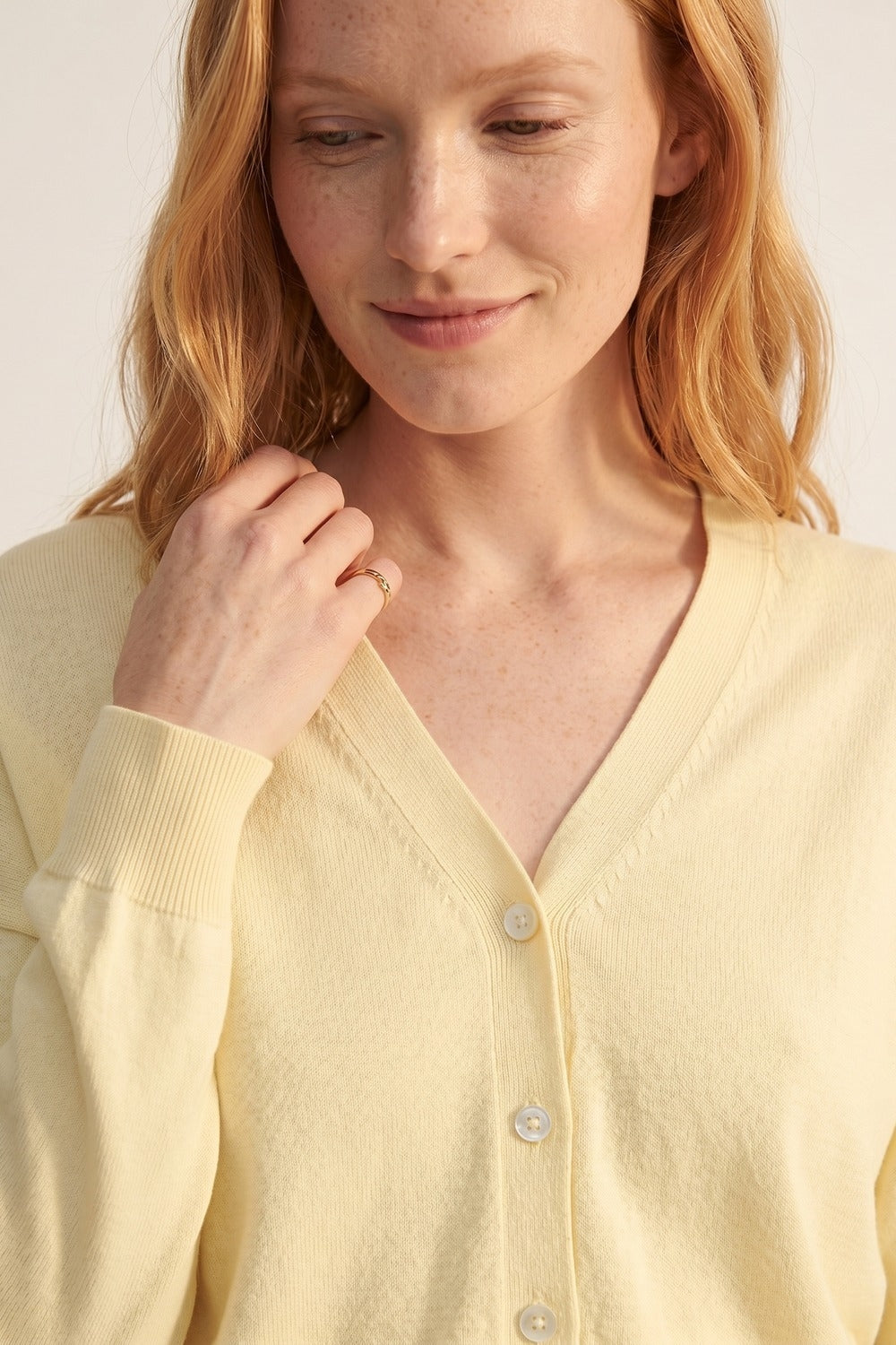 Cardigan leggero in maglia a V in giallo burro morbido