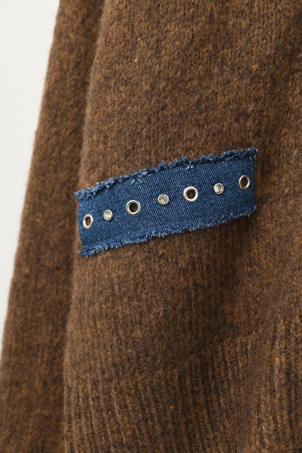Cardigan marrone con dettagli in tessuto denim