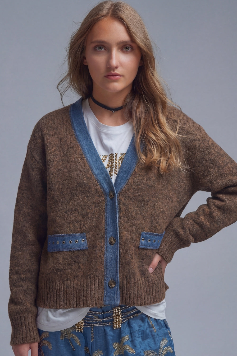 Cardigan marrone con dettagli in tessuto denim