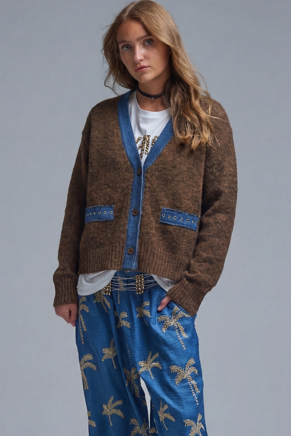 Cardigan marrone con dettagli in tessuto denim
