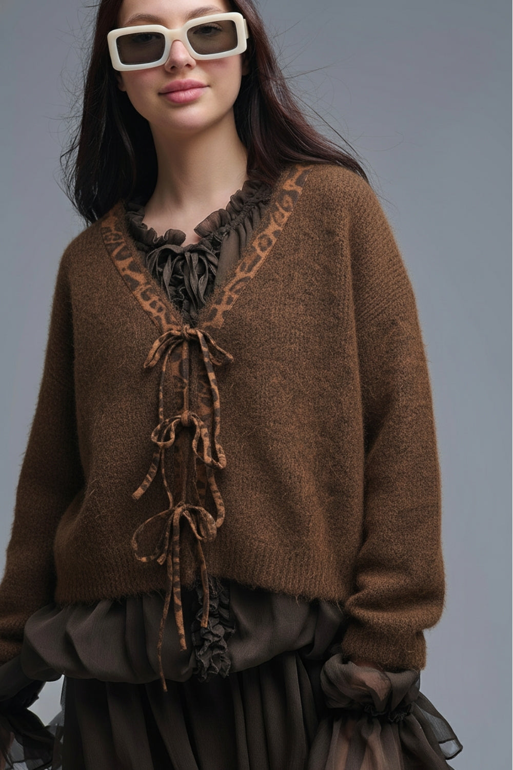 Cardigan marrone in maglia con ricamo leopardato