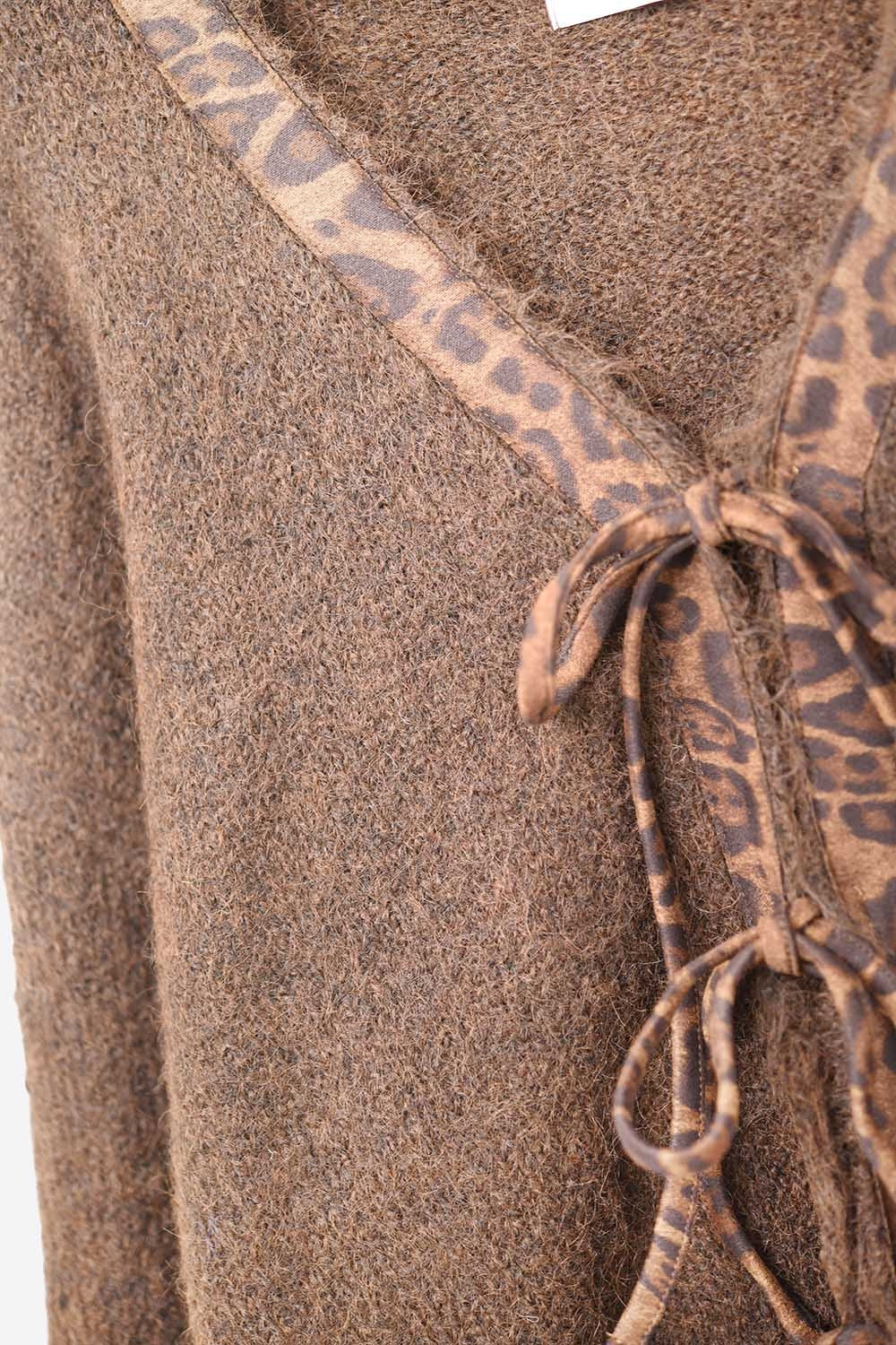Cardigan marrone in maglia con ricamo leopardato