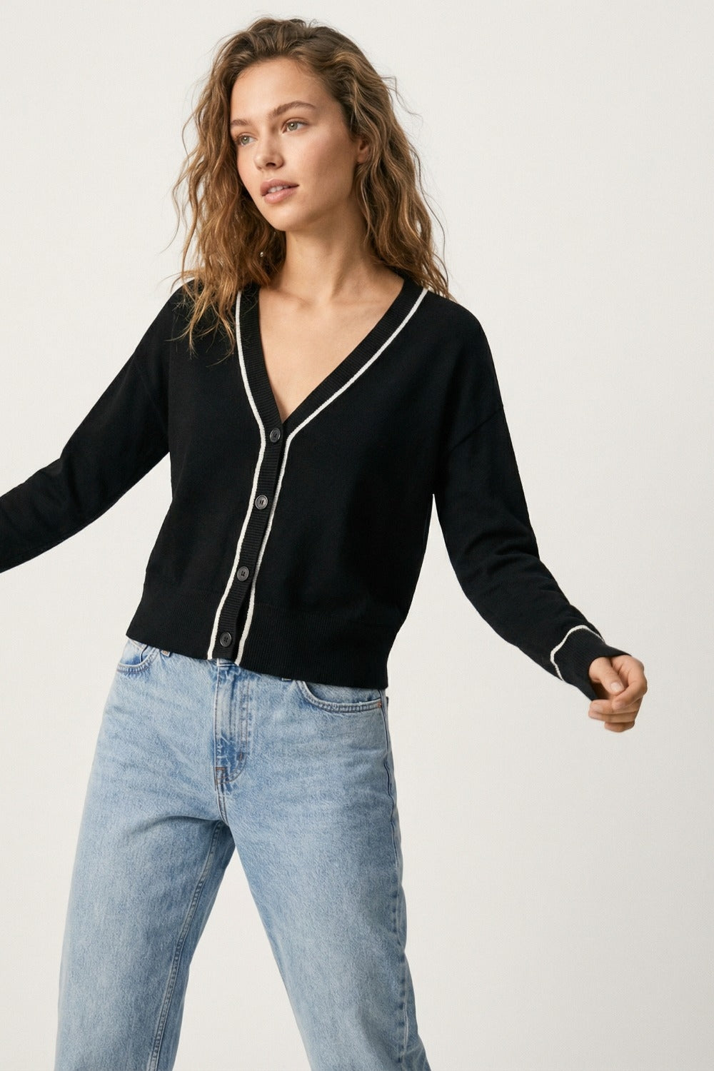 Cardigan nero a maglia fine con rifiniture a contrasto in bianco