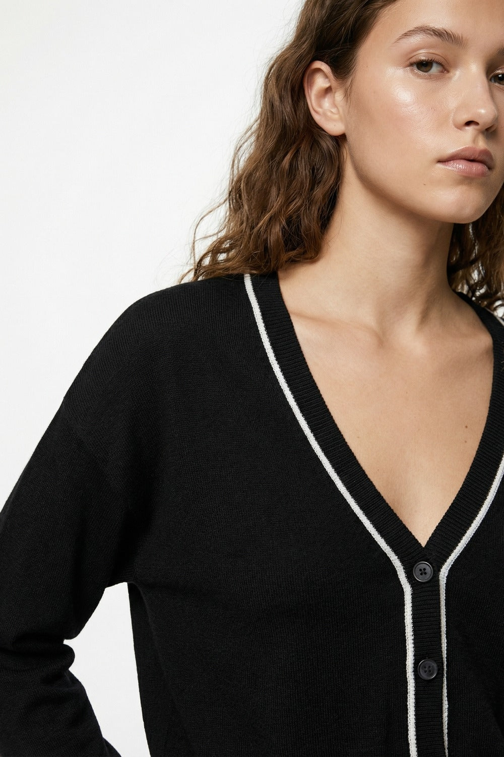 Cardigan nero a maglia fine con rifiniture a contrasto in bianco