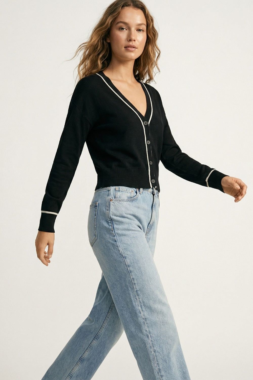 Cardigan nero a maglia fine con rifiniture a contrasto in bianco