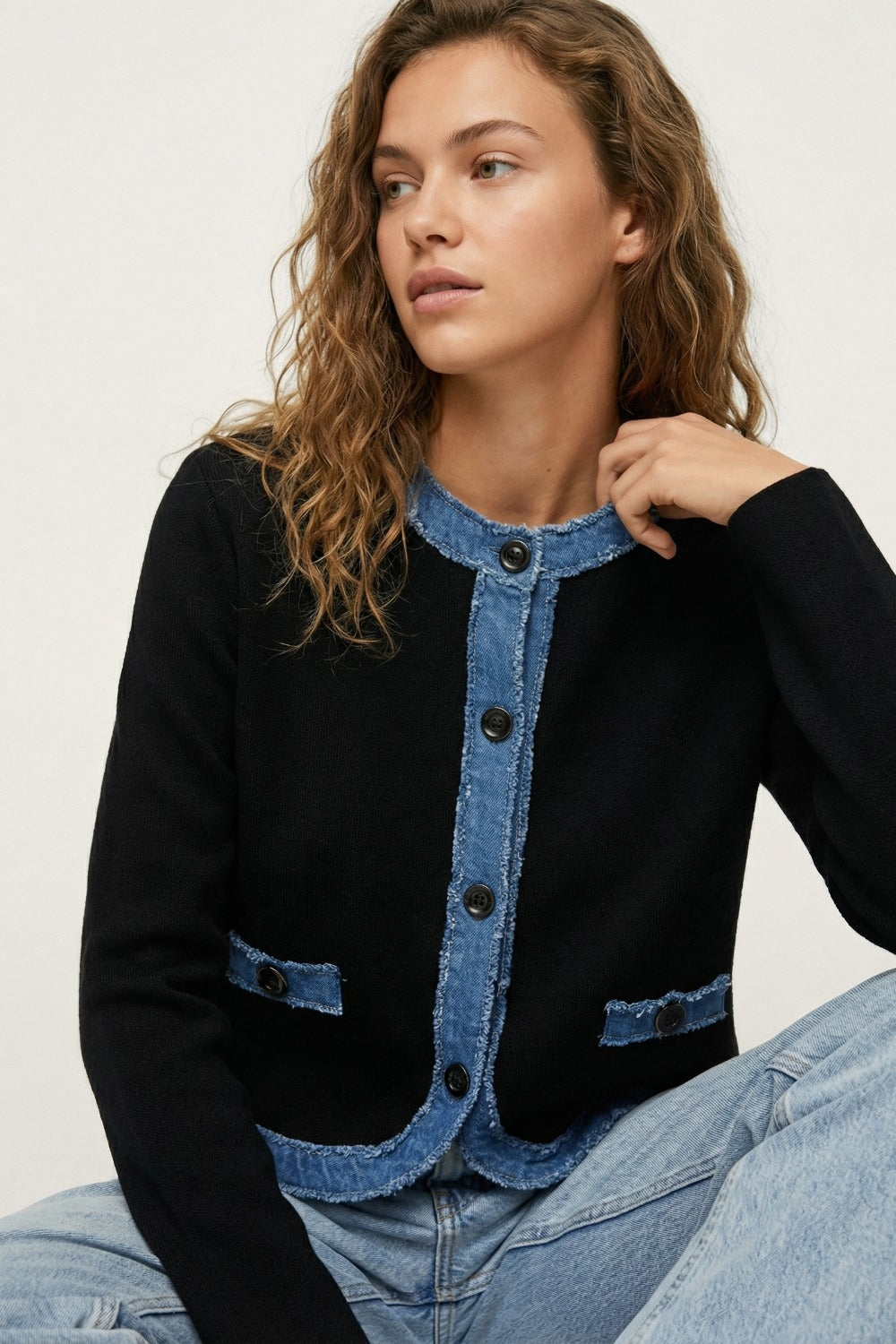 Cardigan nero in maglia con dettaglio in denim