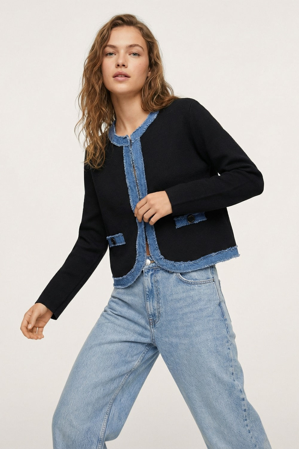 Cardigan nero in maglia con dettaglio in denim