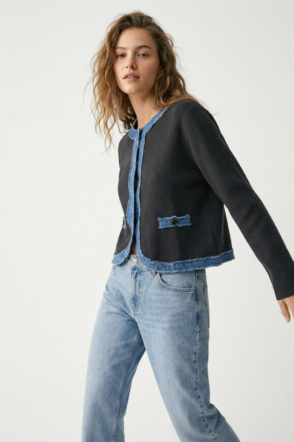 Cardigan nero in maglia con dettaglio in denim