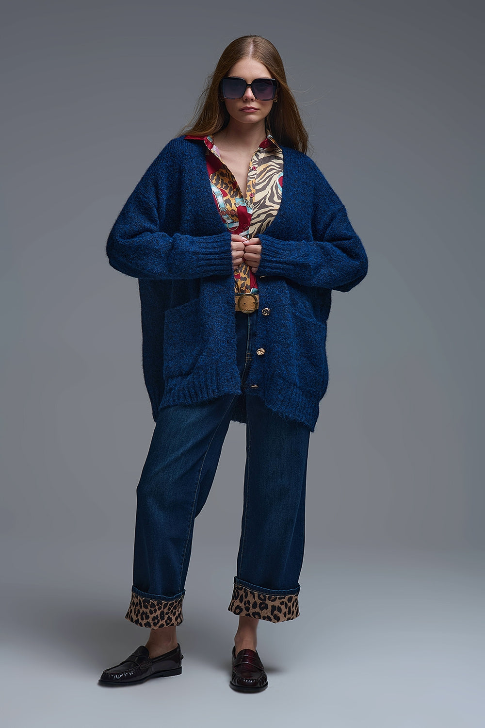 Cardigan oversize in blu scuro con bottoni e tasche dorate