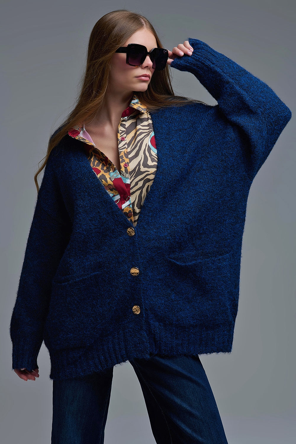 Cardigan oversize in blu scuro con bottoni e tasche dorate