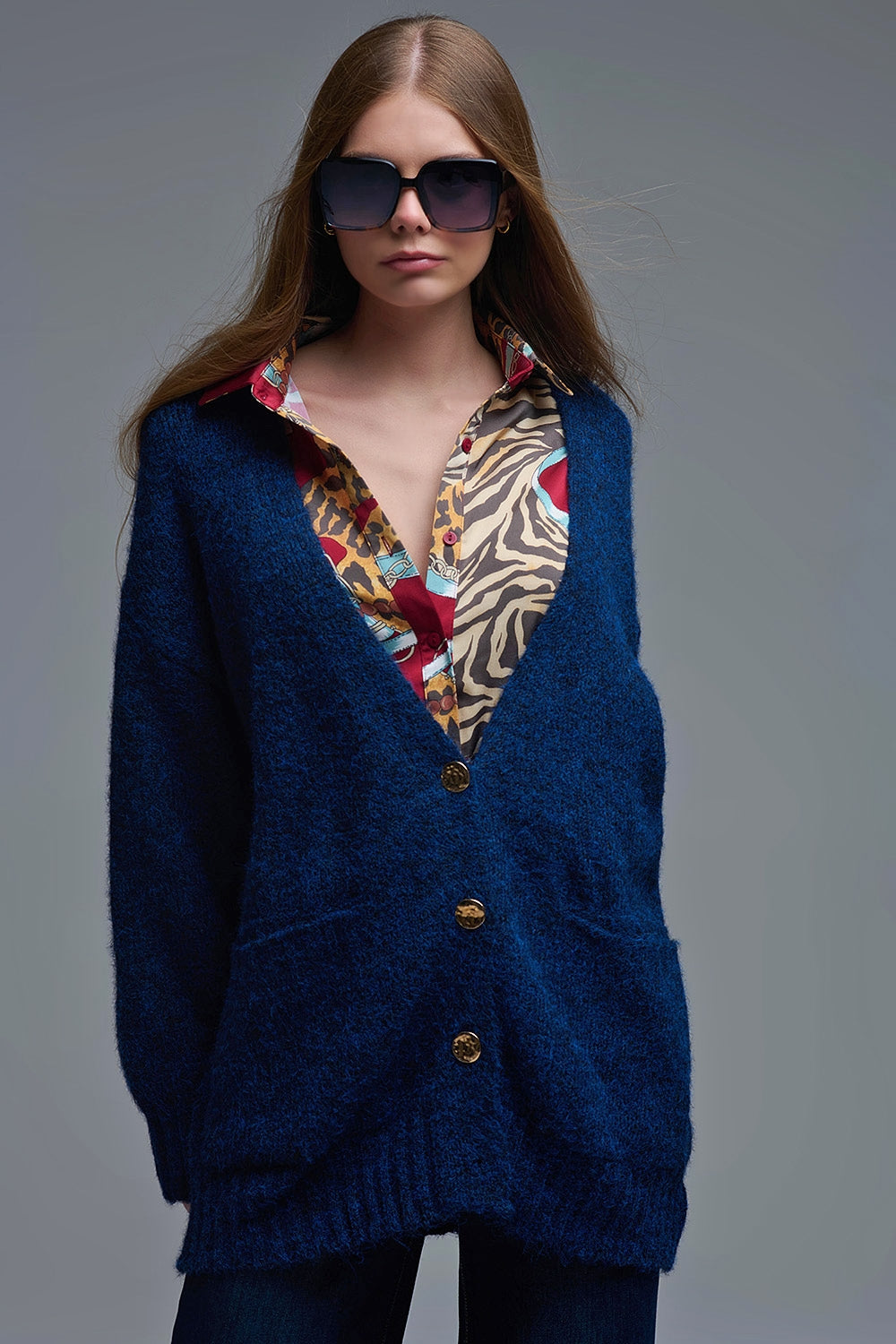 Cardigan oversize in blu scuro con bottoni e tasche dorate