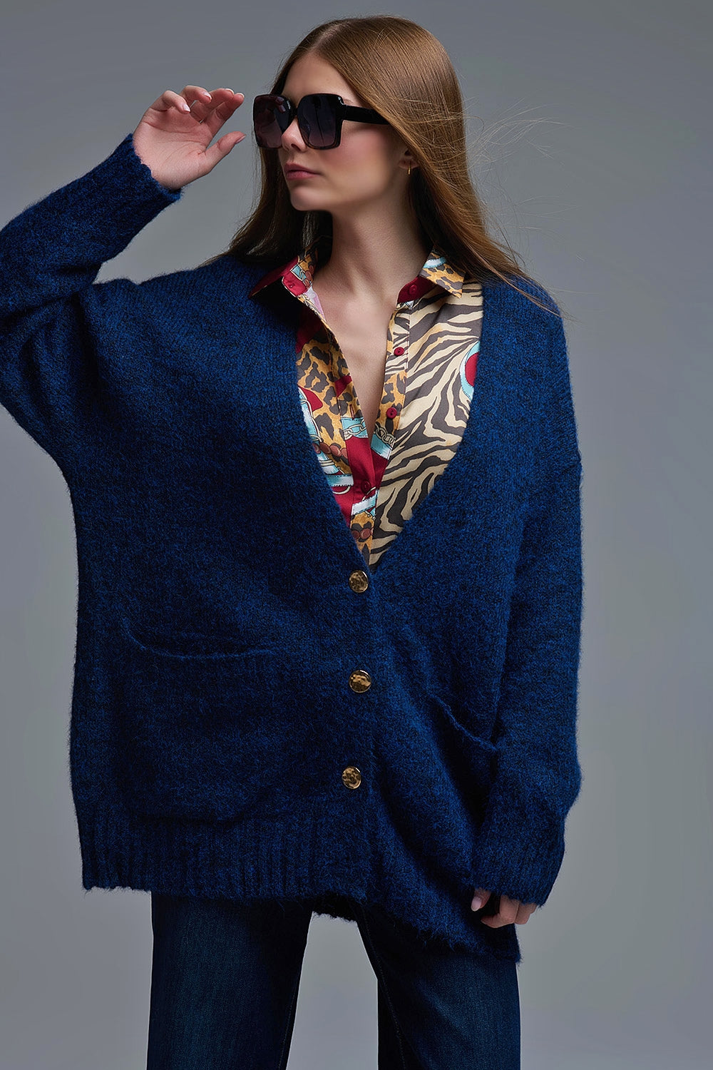 Q2 Cardigan oversize in blu scuro con bottoni e tasche dorate