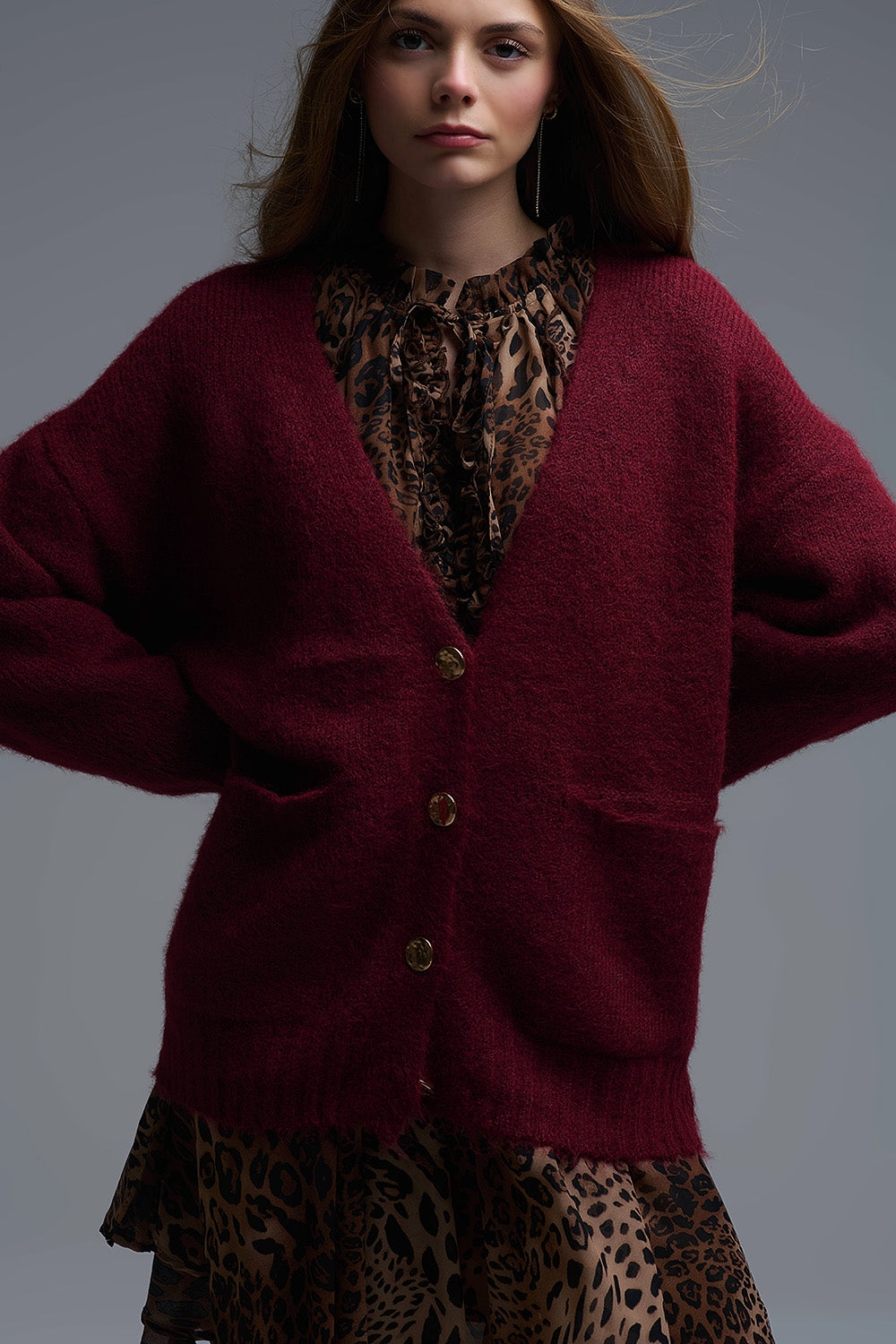 Q2 Cardigan oversize in bordeaux con tasche e bottoni dorati