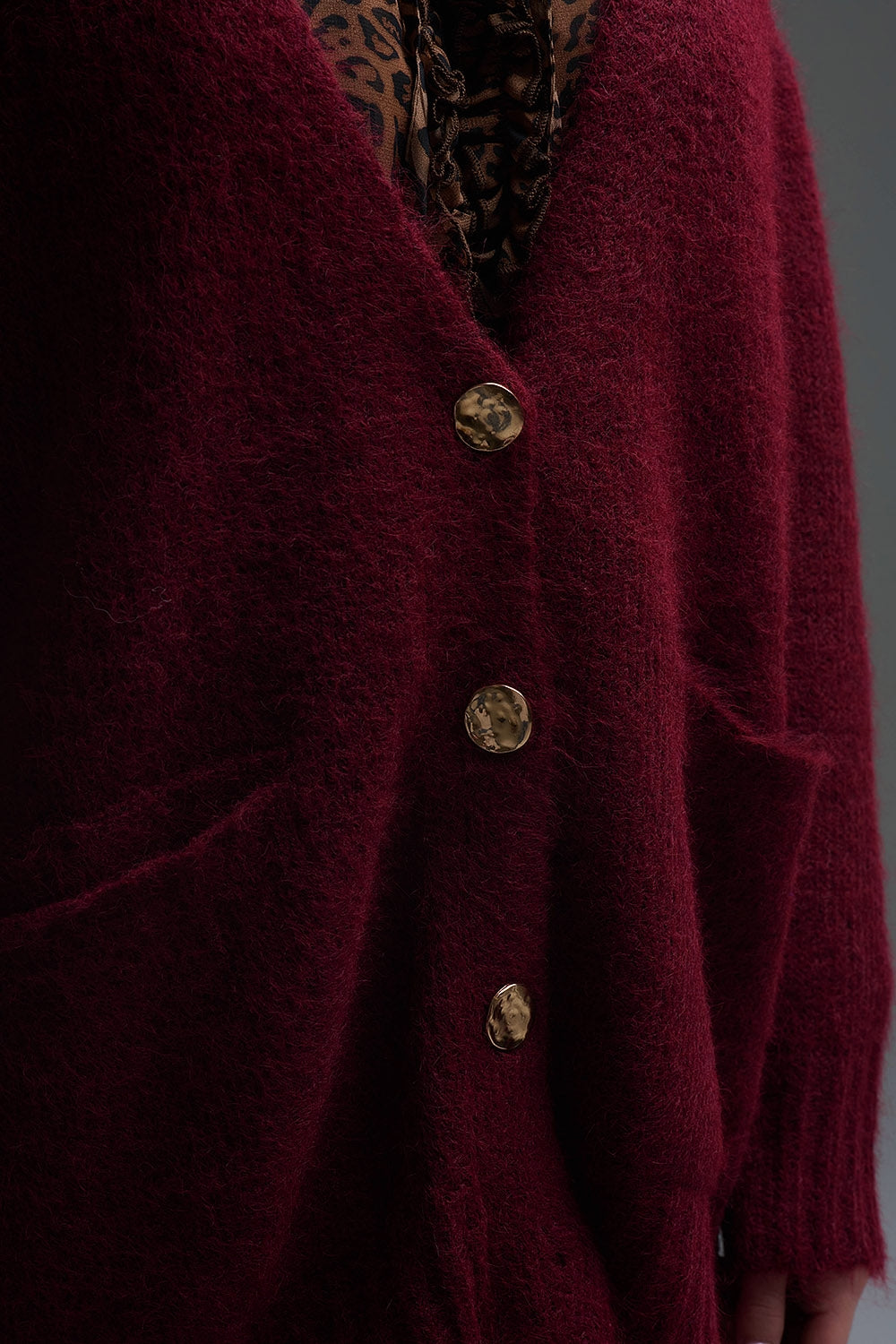Cardigan oversize in bordeaux con tasche e bottoni dorati