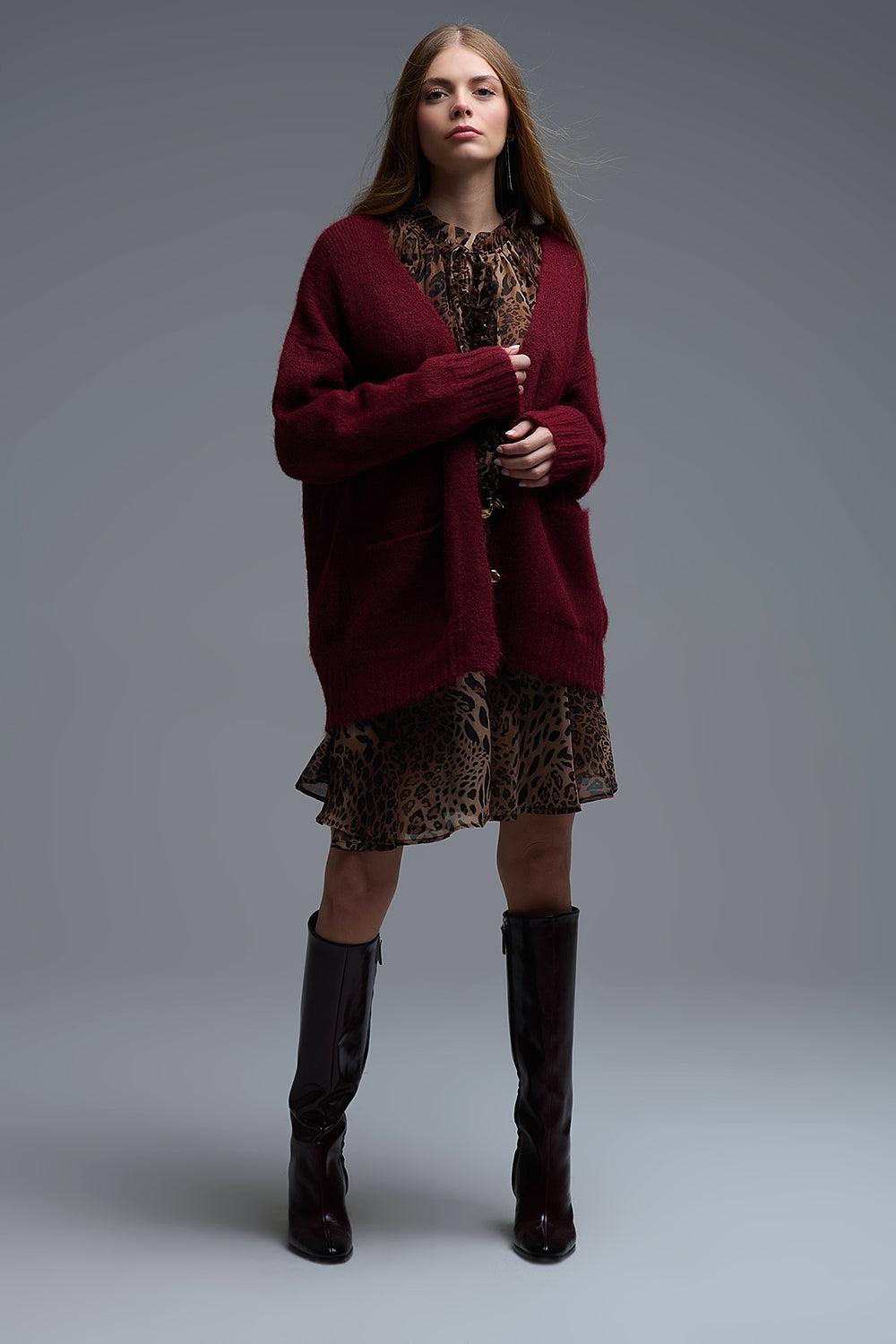 Cardigan oversize in bordeaux con tasche e bottoni dorati