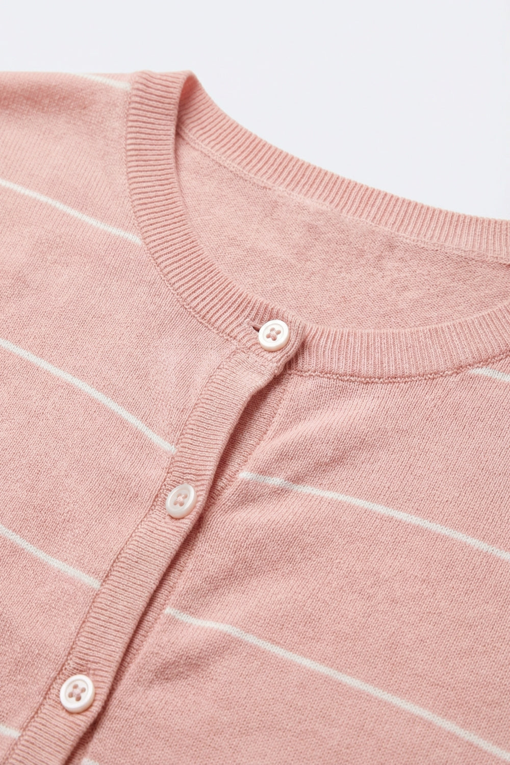 Cardigan rosa a righe con bottoni e maniche corte