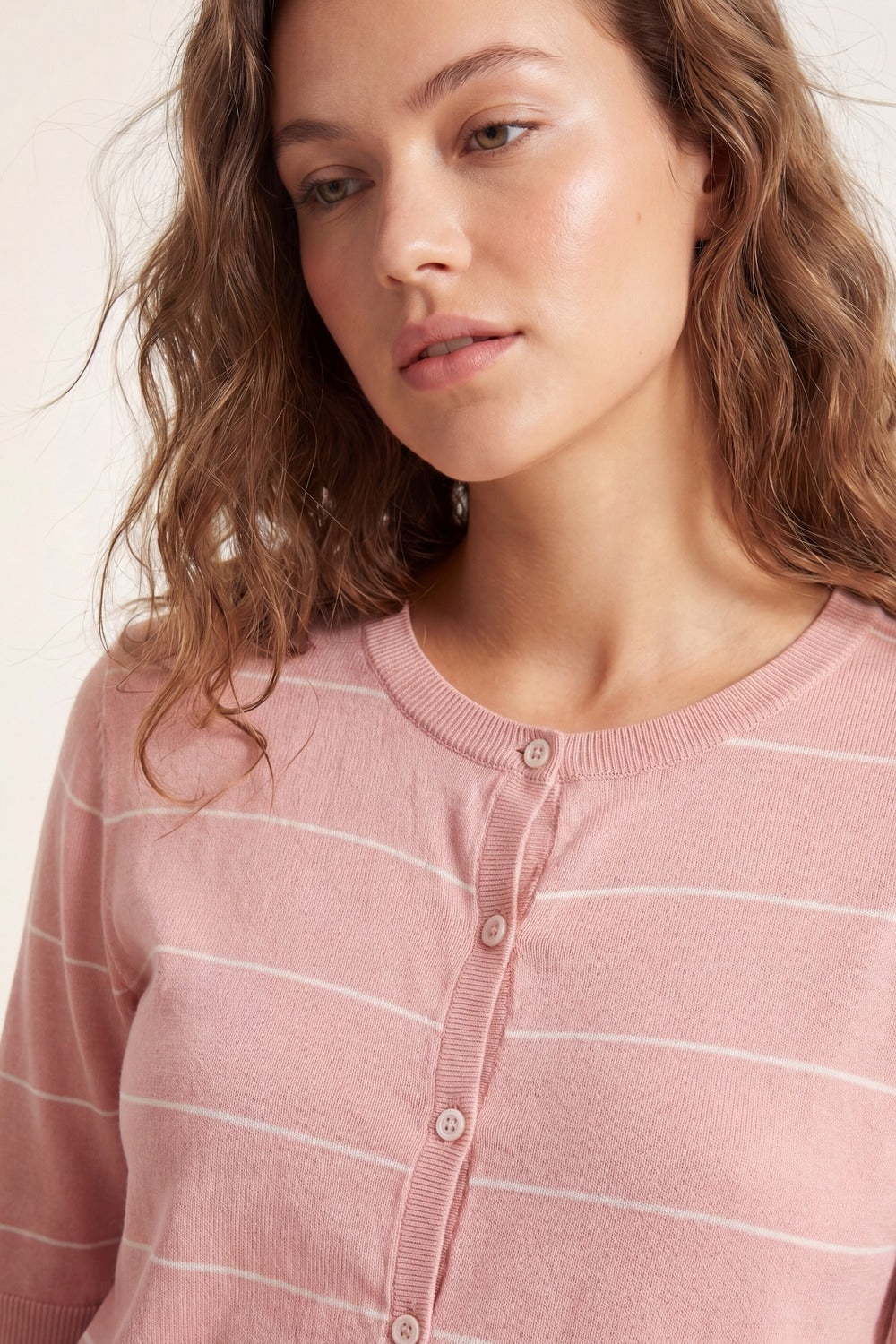 Cardigan rosa a righe con bottoni e maniche corte
