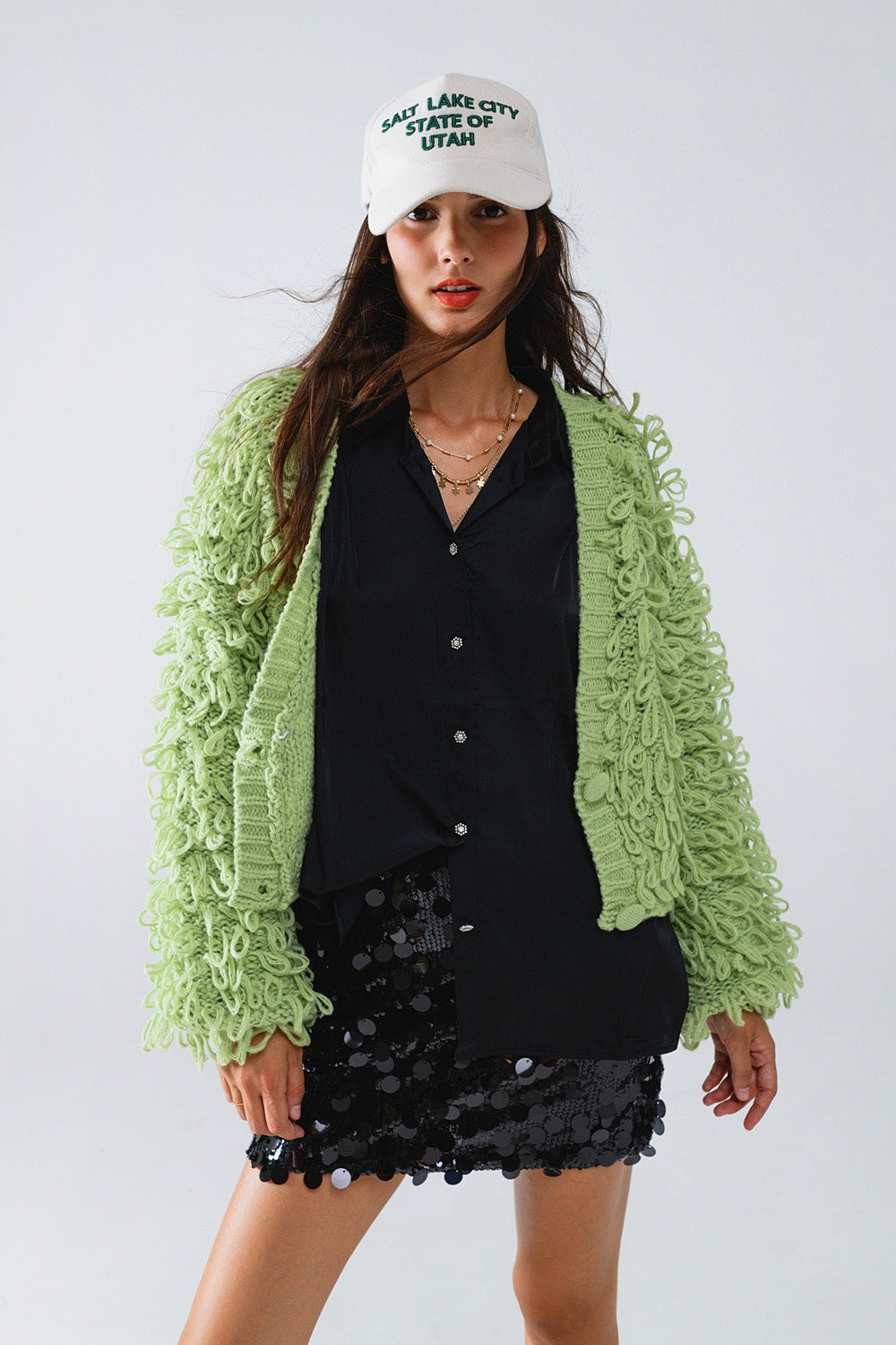 Cardigan verde con frange lunghe e strutturato a maglia grossa